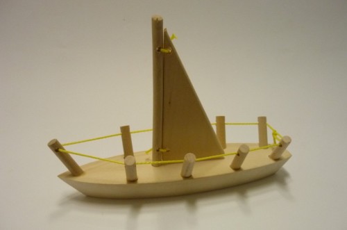 Łódka, drewno, 24,5 x 9 x 17 cm, cena orientacyjna