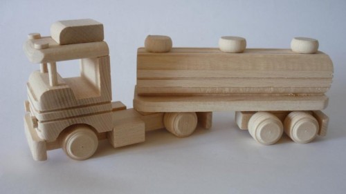 Samochód cysterna, drewno, 29,5 x 8 x 11 cm, cena orientacyjna
