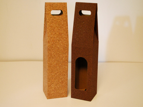 Pudełko na butelkę z korka, 88 xx88 x 340 mm, cena dla korka jasnego, lub barwiony - 37,00 zł.
