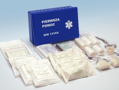 Apteczka samochodowa profesjonalna, bogate wyposażenie, łączne z kocem termoizolacyjnym, ustnikiem do sztucznego oddychania, zestawem do płukania oka itp. Pudełko z tworzywa, 26 x 17 x 8 cm, możliwość nadruku