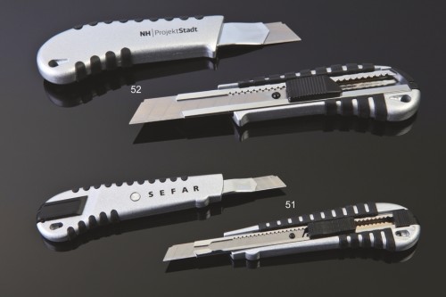 Nóż techniczny, 132 x 34 x 16 mm, obudowa metalowa, gumowe wstawki, cena dla min. 100 szt. Opcja 1588 x 44 x 20 mm - cena 12,80
