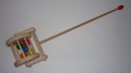 Bębenek na kijku, drewno, 16 x 15,5 x 12 cm, kij - 52 cm, cena orientacyjna
