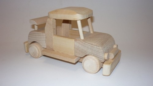 Samochód osobowy, drewno, 17 x 9 x 8 cm, cena orientacyjna

