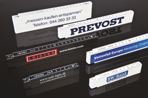 Metrówka z tworzywa 1 m , wysokiej jakości tworzywo z zawartością fiberglasu, skala wgłębna, przeguby ze stali nierdzewnej, blokada kąta 90 st., cena dla min. 100 szt. Wersja biała i czarna (skala srebrna)
