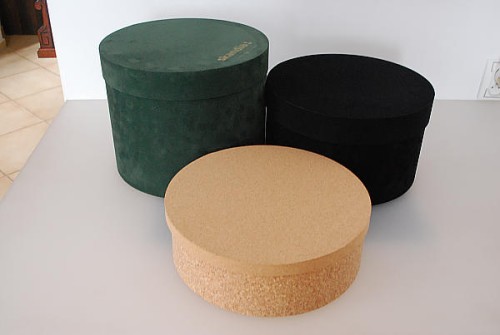 Pudełka na prezenty - okrągłe, cena dla śr. 300 x 100 mm, biała okleina, flock (czarny, granat, bordo) - 45,00. Dostępne wersje o wys. 180 i 250 mm - wyższe ceny